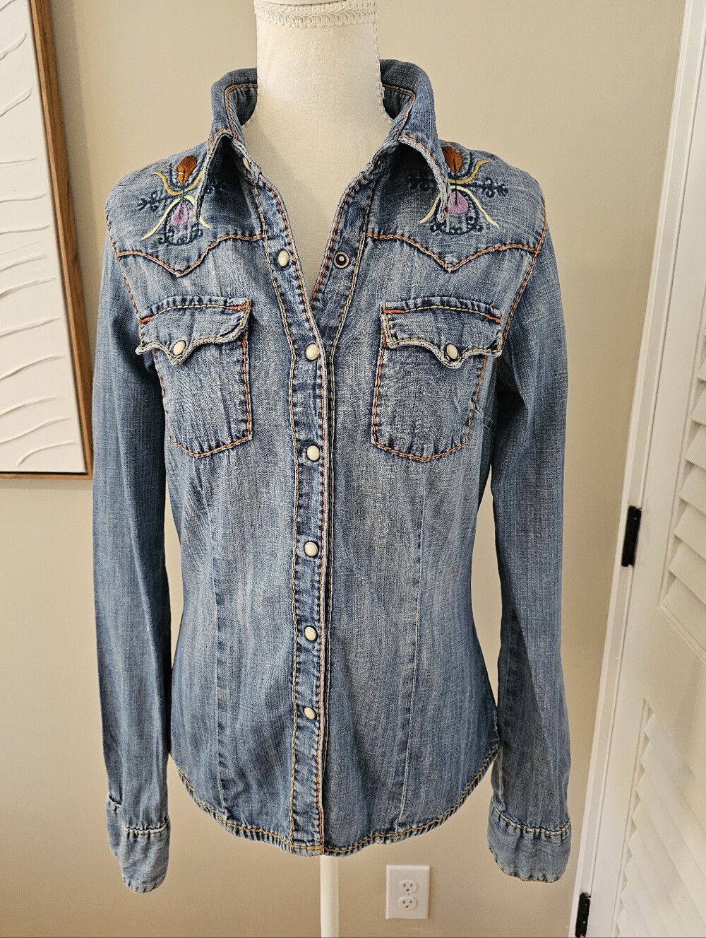 True Religion Embroidered Western Denim Pearl Snap Denim Shirt – Size Medium 🤠